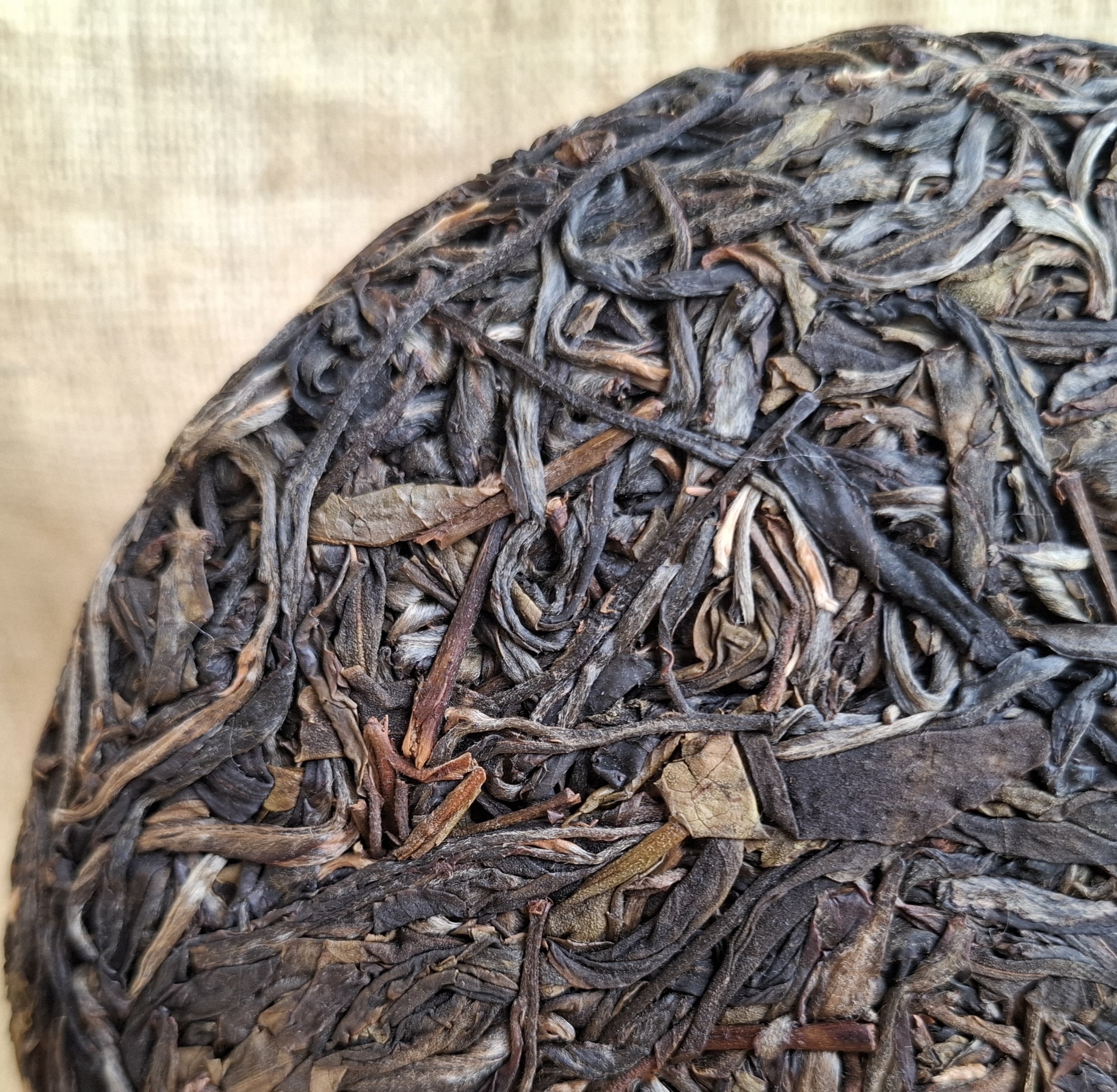 image of you le guo you lin 2022 puer tea cake front detail