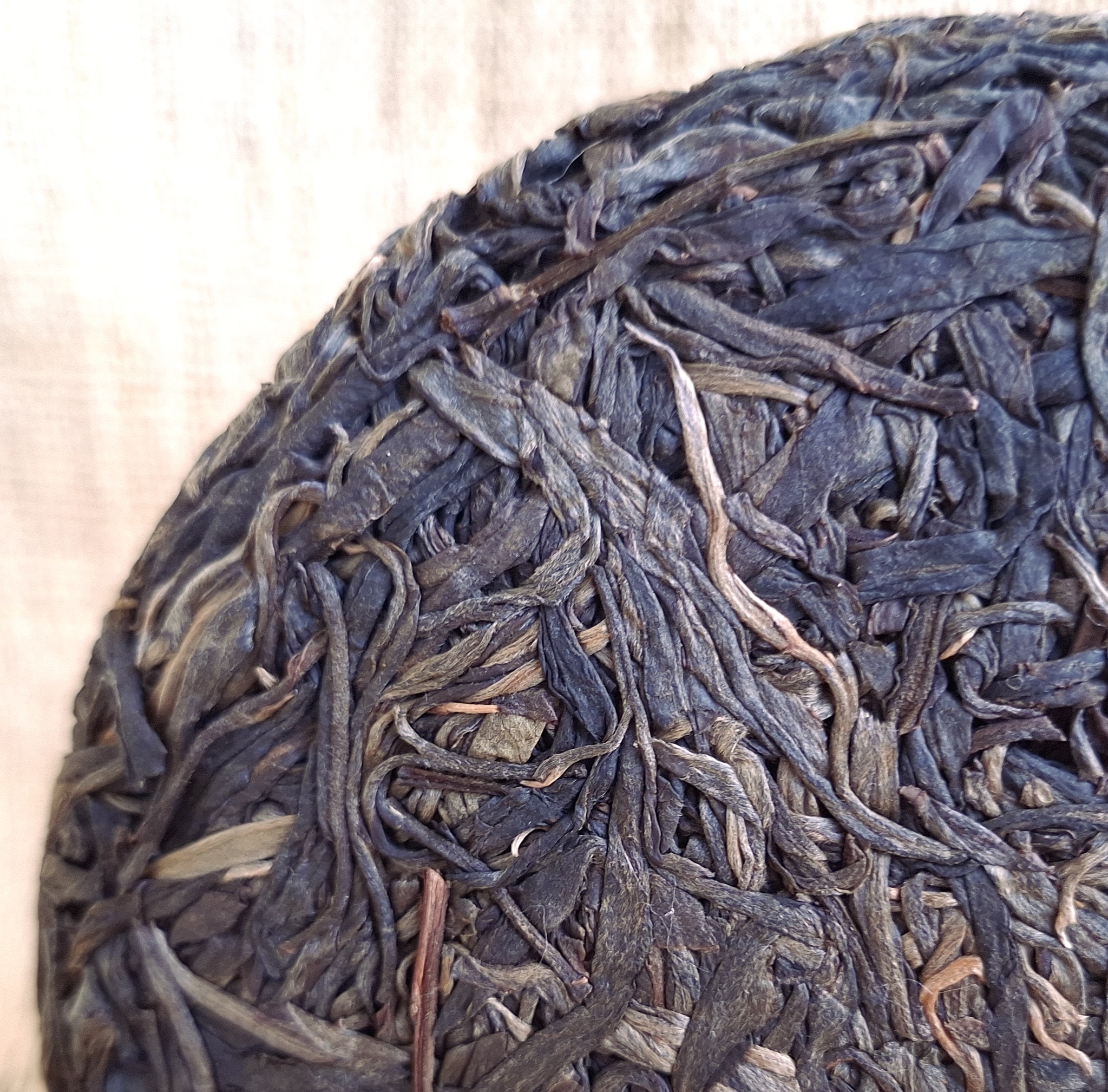 xiao meng song shui ku puer cake front detail